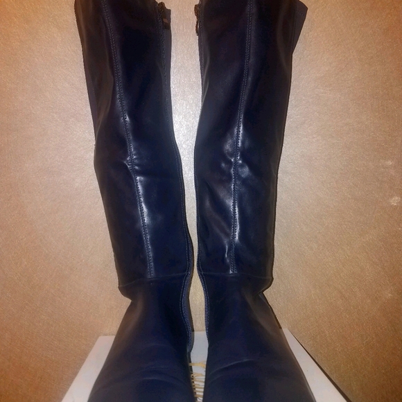 Gently worn Dan Sara 2 tone pair of boots - Picture 3 of 10